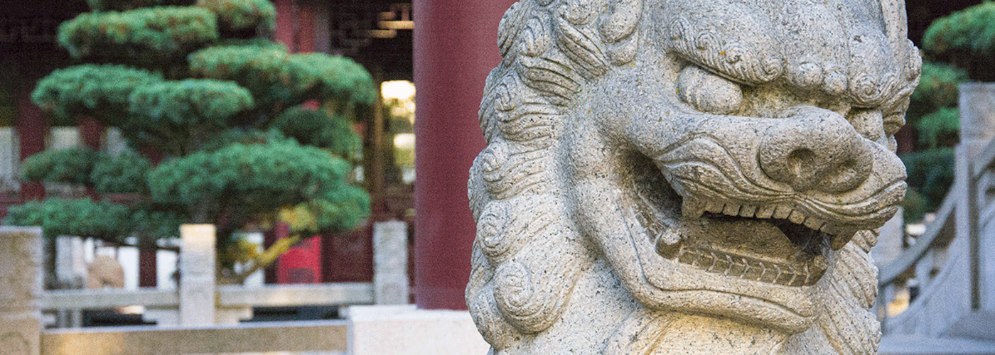 Chinesischer Löwe vor Palast